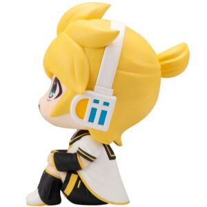 MegaHouse LookUp Chibi-Figur von Kagamine Len im weiß-gelben Sailor-Outfit nach oben blickend.