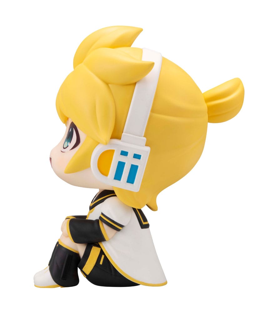 MegaHouse LookUp Chibi-Figur von Kagamine Len im weiß-gelben Sailor-Outfit nach oben blickend.