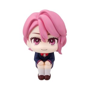 Sitzende Look Up Chibi-Figur von Aira Shiratori aus Dandadan in Schuluniform mit rosa Haaren.