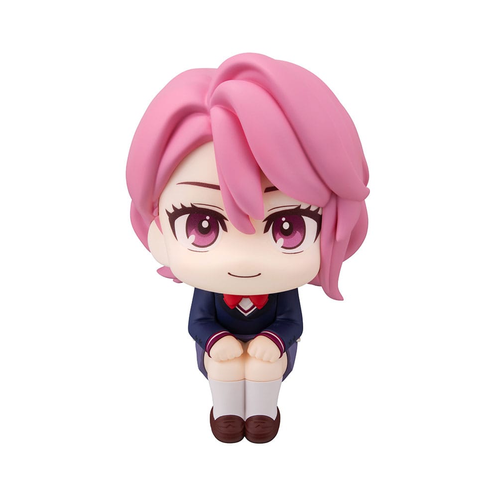 Sitzende Look Up Chibi-Figur von Aira Shiratori aus Dandadan in Schuluniform mit rosa Haaren.