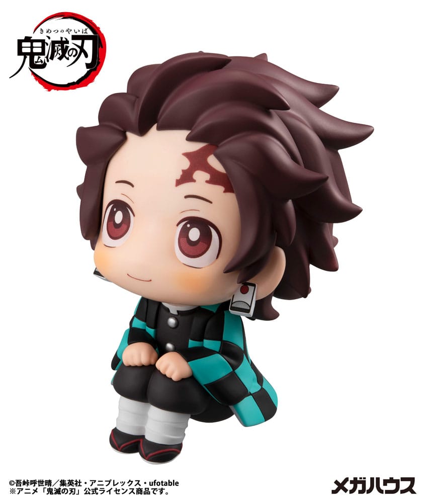 Sitzende Look Up Chibi-Figur von Tanjiro Kamado aus Demon Slayer mit grün-schwarz kariertem Haori.