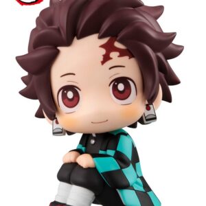 Sitzende Look Up Chibi-Figur von Tanjiro Kamado aus Demon Slayer mit grün-schwarz kariertem Haori.