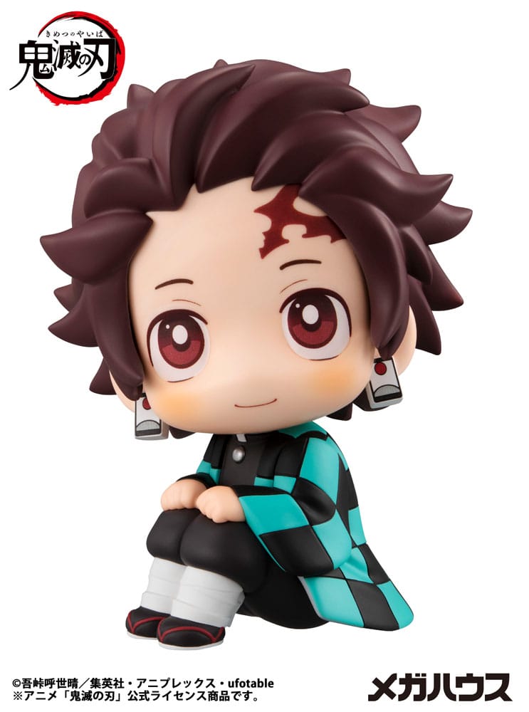Sitzende Look Up Chibi-Figur von Tanjiro Kamado aus Demon Slayer mit grün-schwarz kariertem Haori.