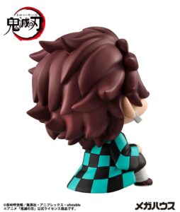 Sitzende Look Up Chibi-Figur von Tanjiro Kamado aus Demon Slayer mit grün-schwarz kariertem Haori.