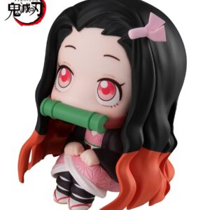 Sitzende Look Up Chibi-Figur von Nezuko Kamado aus Demon Slayer im rosa Kimono mit Bambus-Knebel im Mund.