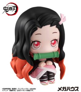 Sitzende Look Up Chibi-Figur von Nezuko Kamado aus Demon Slayer im rosa Kimono mit Bambus-Knebel im Mund.