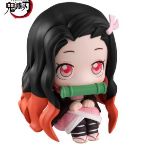 Sitzende Look Up Chibi-Figur von Nezuko Kamado aus Demon Slayer im rosa Kimono mit Bambus-Knebel im Mund.
