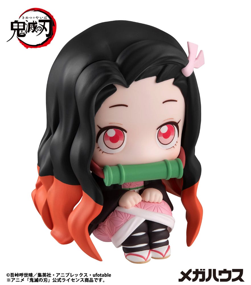 Sitzende Look Up Chibi-Figur von Nezuko Kamado aus Demon Slayer im rosa Kimono mit Bambus-Knebel im Mund.