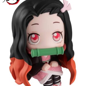 Sitzende Look Up Chibi-Figur von Nezuko Kamado aus Demon Slayer im rosa Kimono mit Bambus-Knebel im Mund.