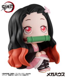 Sitzende Look Up Chibi-Figur von Nezuko Kamado aus Demon Slayer im rosa Kimono mit Bambus-Knebel im Mund.