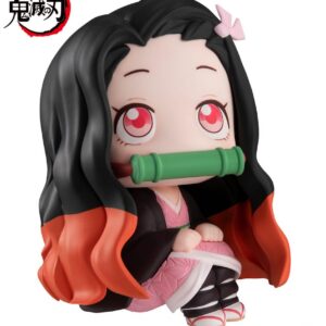 Sitzende Look Up Chibi-Figur von Nezuko Kamado aus Demon Slayer im rosa Kimono mit Bambus-Knebel im Mund.
