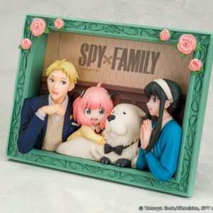 Portrait-Full Gallery Figur der Familie Forger aus SPY x FAMILY im mintgrünen Bilderrahmen mit Rosen.