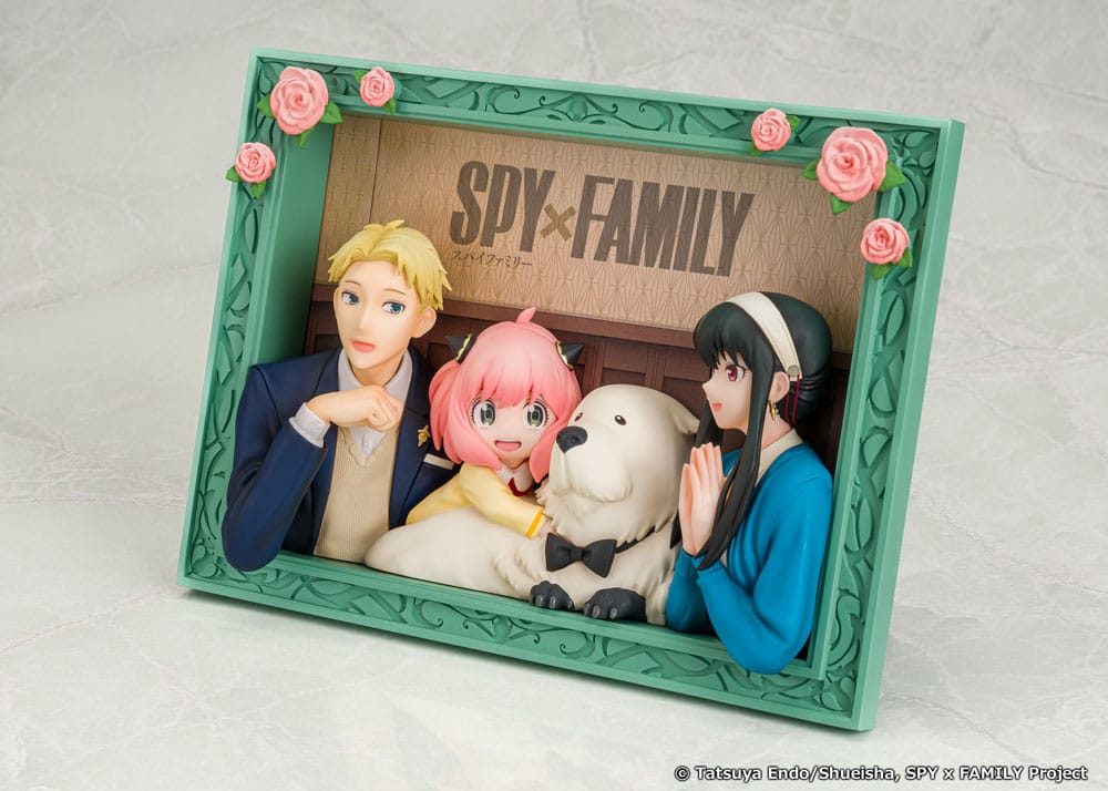 Portrait-Full Gallery Figur der Familie Forger aus SPY x FAMILY im mintgrünen Bilderrahmen mit Rosen.