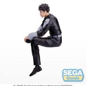 Sega Premium Perching Figur von Kafka Hibino aus Kaiju No. 8 in Uniform auf einer Kante sitzend.