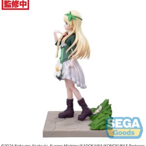SEGA Luminasta Figur von Prinzessin Iris aus KonoSuba im grünen Mieder und weißem Rock auf Gras-Base.