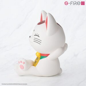 Spardose von Turbo Oma aus Dandadan in Form einer weißen Maneki-neko Winkekatze mit entspannt geschlossenen Augen.