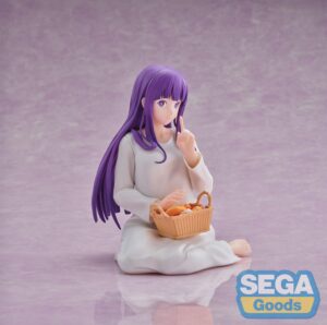 Sega Yumemirize Figur von Fern aus Frieren im weißen Nachthemd sitzend mit Brotkorb auf dem Schoß.