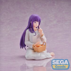 Sega Yumemirize Figur von Fern aus Frieren im weißen Nachthemd sitzend mit Brotkorb auf dem Schoß.