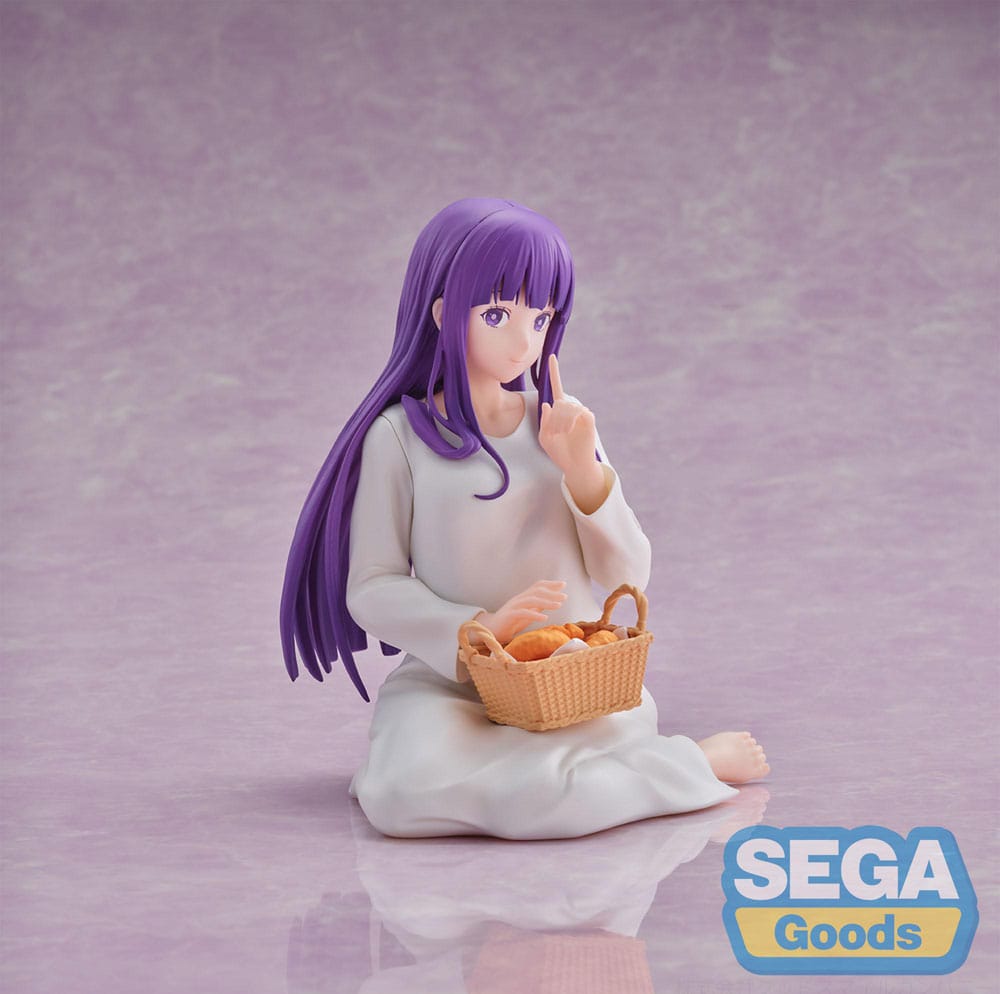 Sega Yumemirize Figur von Fern aus Frieren im weißen Nachthemd sitzend mit Brotkorb auf dem Schoß.