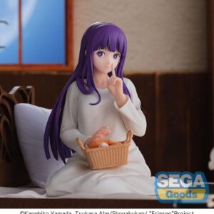 Sega Yumemirize Figur von Fern aus Frieren im weißen Nachthemd sitzend mit Brotkorb auf dem Schoß.
