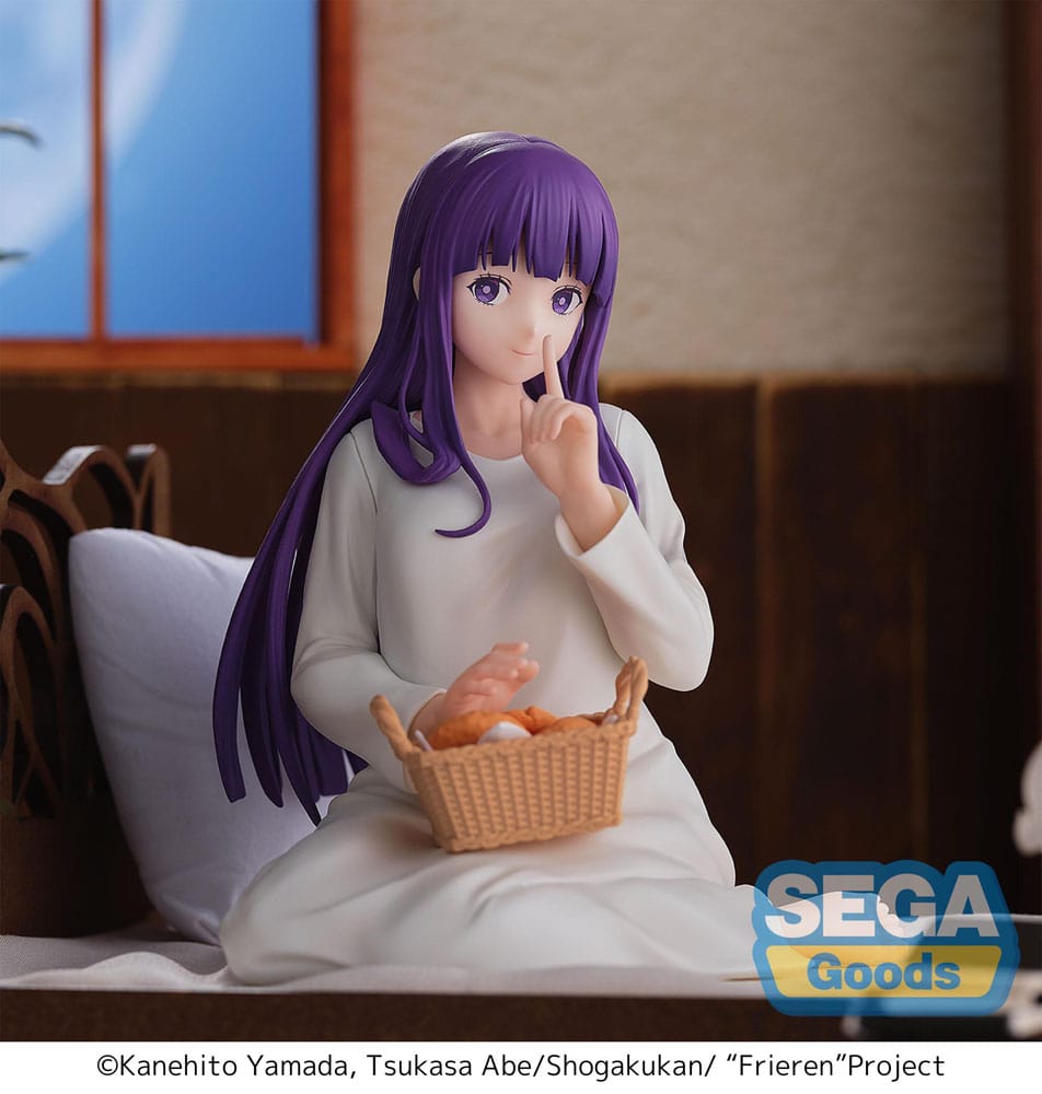 Sega Yumemirize Figur von Fern aus Frieren im weißen Nachthemd sitzend mit Brotkorb auf dem Schoß.