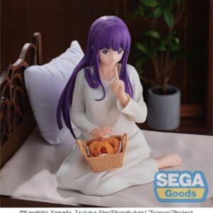 Sega Yumemirize Figur von Fern aus Frieren im weißen Nachthemd sitzend mit Brotkorb auf dem Schoß.