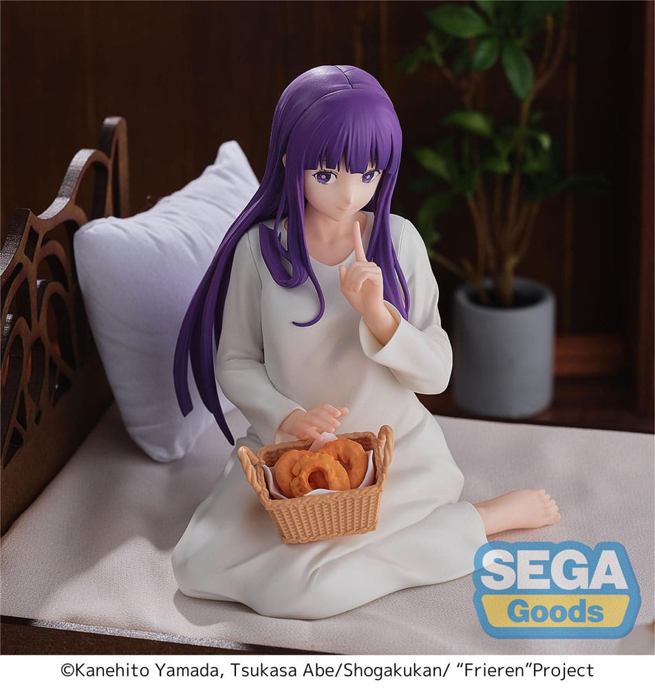 Sega Yumemirize Figur von Fern aus Frieren im weißen Nachthemd sitzend mit Brotkorb auf dem Schoß.