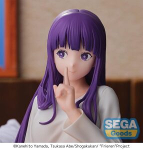 Sega Yumemirize Figur von Fern aus Frieren im weißen Nachthemd sitzend mit Brotkorb auf dem Schoß.