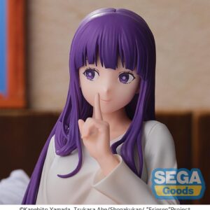 Sega Yumemirize Figur von Fern aus Frieren im weißen Nachthemd sitzend mit Brotkorb auf dem Schoß.