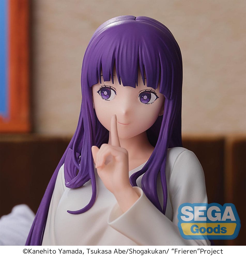 Sega Yumemirize Figur von Fern aus Frieren im weißen Nachthemd sitzend mit Brotkorb auf dem Schoß.