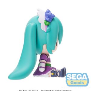 SEGA Fuwa Petit Chibi-Figur von Hatsune Miku im lila Love and Berry Outfit mit zwinkerndem Blick.