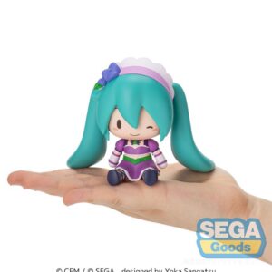 SEGA Fuwa Petit Chibi-Figur von Hatsune Miku im lila Love and Berry Outfit mit zwinkerndem Blick.