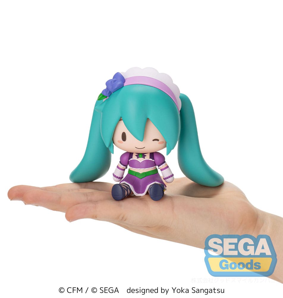SEGA Fuwa Petit Chibi-Figur von Hatsune Miku im lila Love and Berry Outfit mit zwinkerndem Blick.