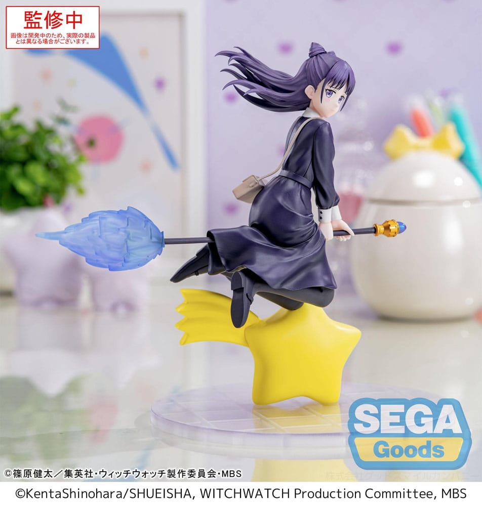 SEGA Luminasta Figur von Nemu Miyao aus WITCH WATCH reitend auf einem Besen mit blauer Spitze über einem gelben Stern.