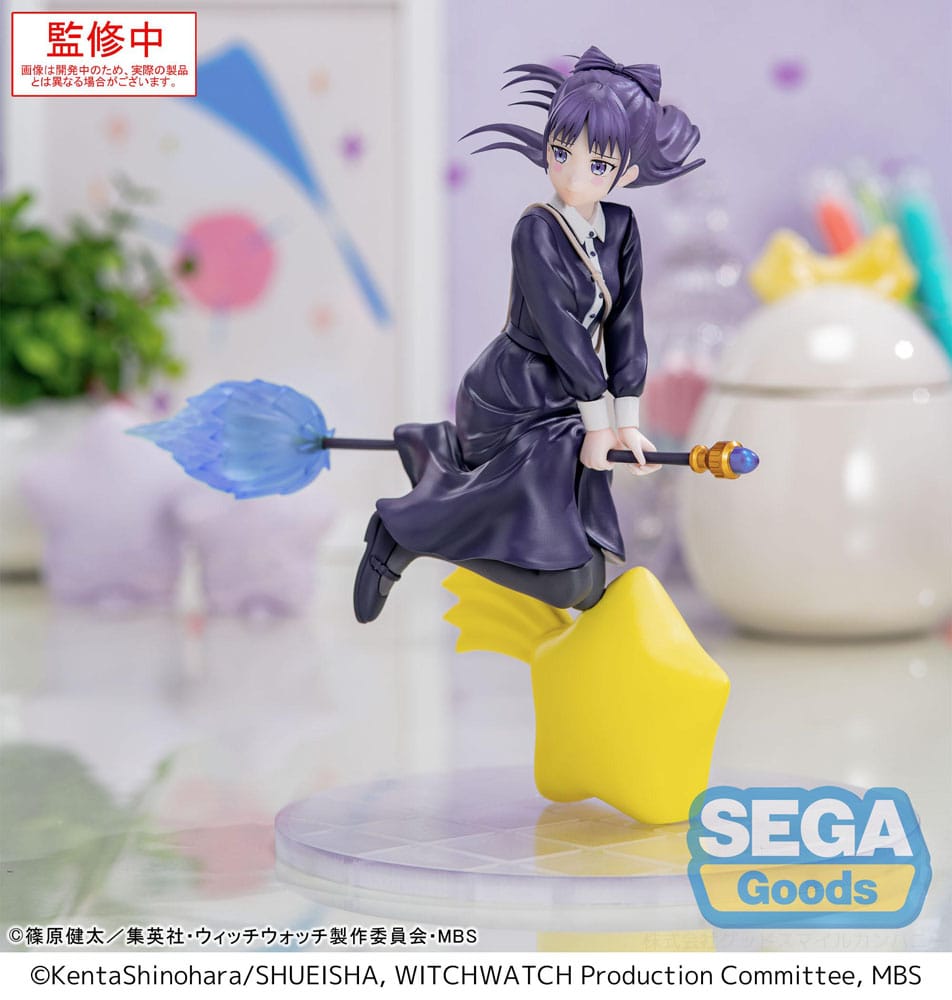 SEGA Luminasta Figur von Nemu Miyao aus WITCH WATCH reitend auf einem Besen mit blauer Spitze über einem gelben Stern.