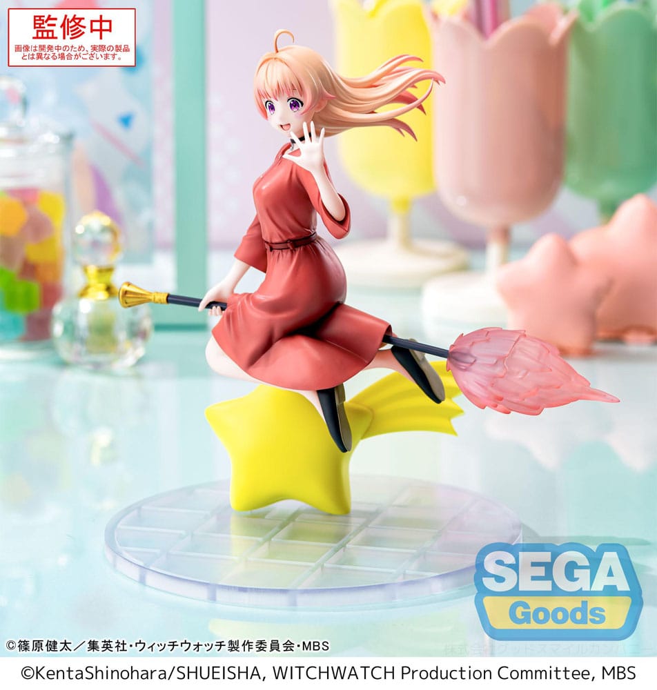SEGA Luminasta Figur von Nico Wakatsuki aus WITCH WATCH reitend auf einem Besen über einem gelben Stern.