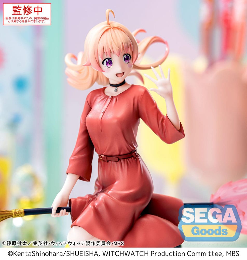 SEGA Luminasta Figur von Nico Wakatsuki aus WITCH WATCH reitend auf einem Besen über einem gelben Stern.