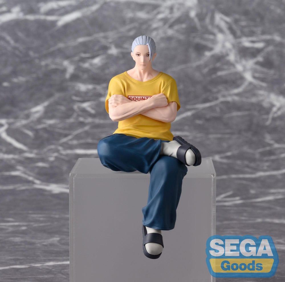 SEGA PM Perching Figur von Sakamoto Taro aus Sakamoto Days in schlanker Form sitzend mit verschränkten Armen.