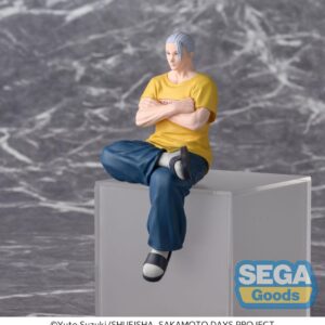 SEGA PM Perching Figur von Sakamoto Taro aus Sakamoto Days in schlanker Form sitzend mit verschränkten Armen.