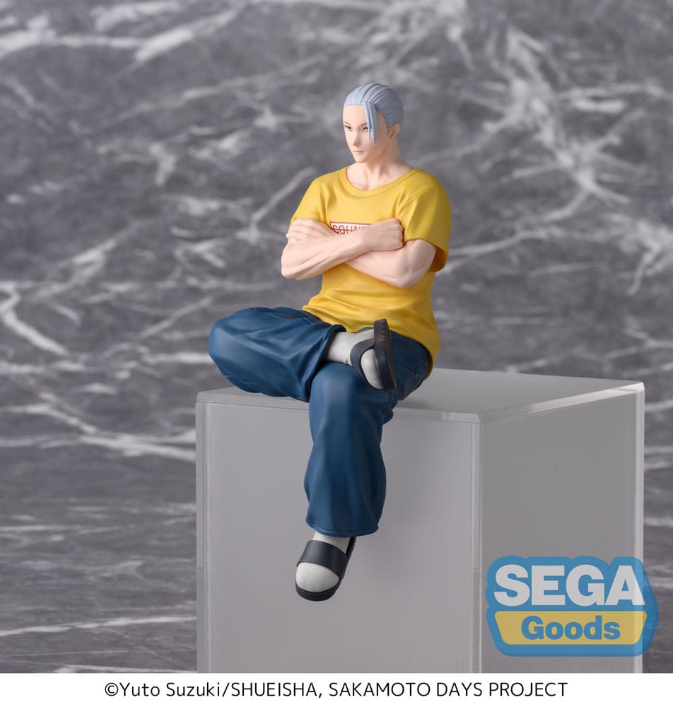 SEGA PM Perching Figur von Sakamoto Taro aus Sakamoto Days in schlanker Form sitzend mit verschränkten Armen.
