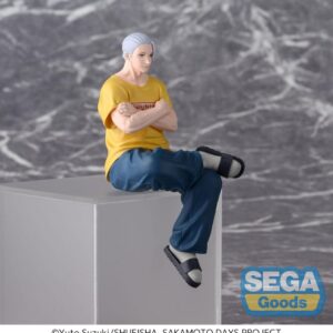 SEGA PM Perching Figur von Sakamoto Taro aus Sakamoto Days in schlanker Form sitzend mit verschränkten Armen.