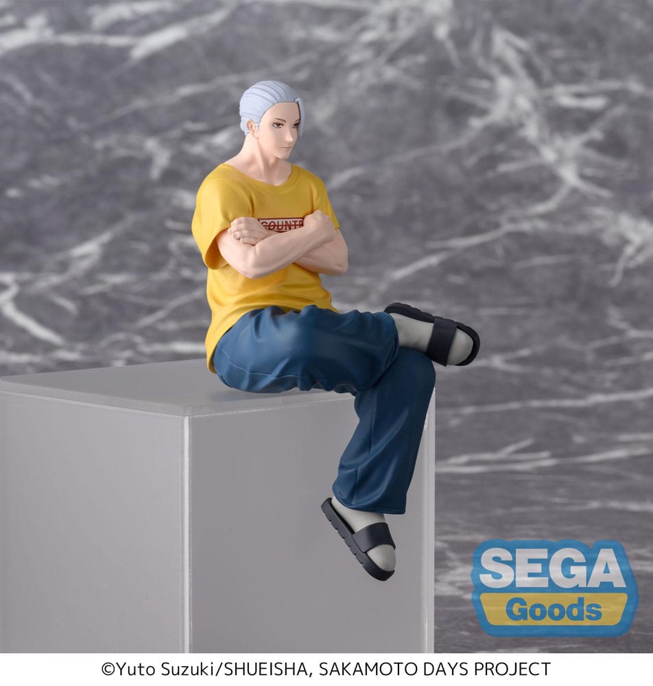SEGA PM Perching Figur von Sakamoto Taro aus Sakamoto Days in schlanker Form sitzend mit verschränkten Armen.