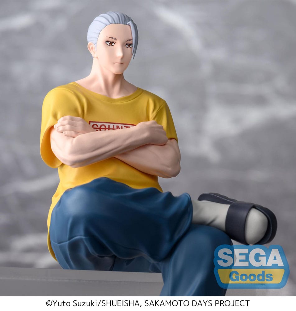 SEGA PM Perching Figur von Sakamoto Taro aus Sakamoto Days in schlanker Form sitzend mit verschränkten Armen.