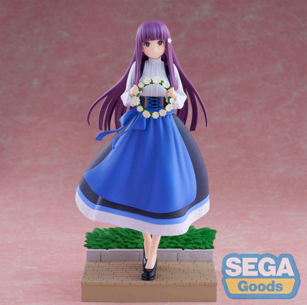 Sega xStellar Figur von Fern aus Frieren im blauen Trachtenkleid mit einem weißen Blumenkranz in den Händen.