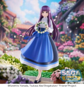 Sega xStellar Figur von Fern aus Frieren im blauen Trachtenkleid mit einem weißen Blumenkranz in den Händen.