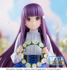 Sega xStellar Figur von Fern aus Frieren im blauen Trachtenkleid mit einem weißen Blumenkranz in den Händen.