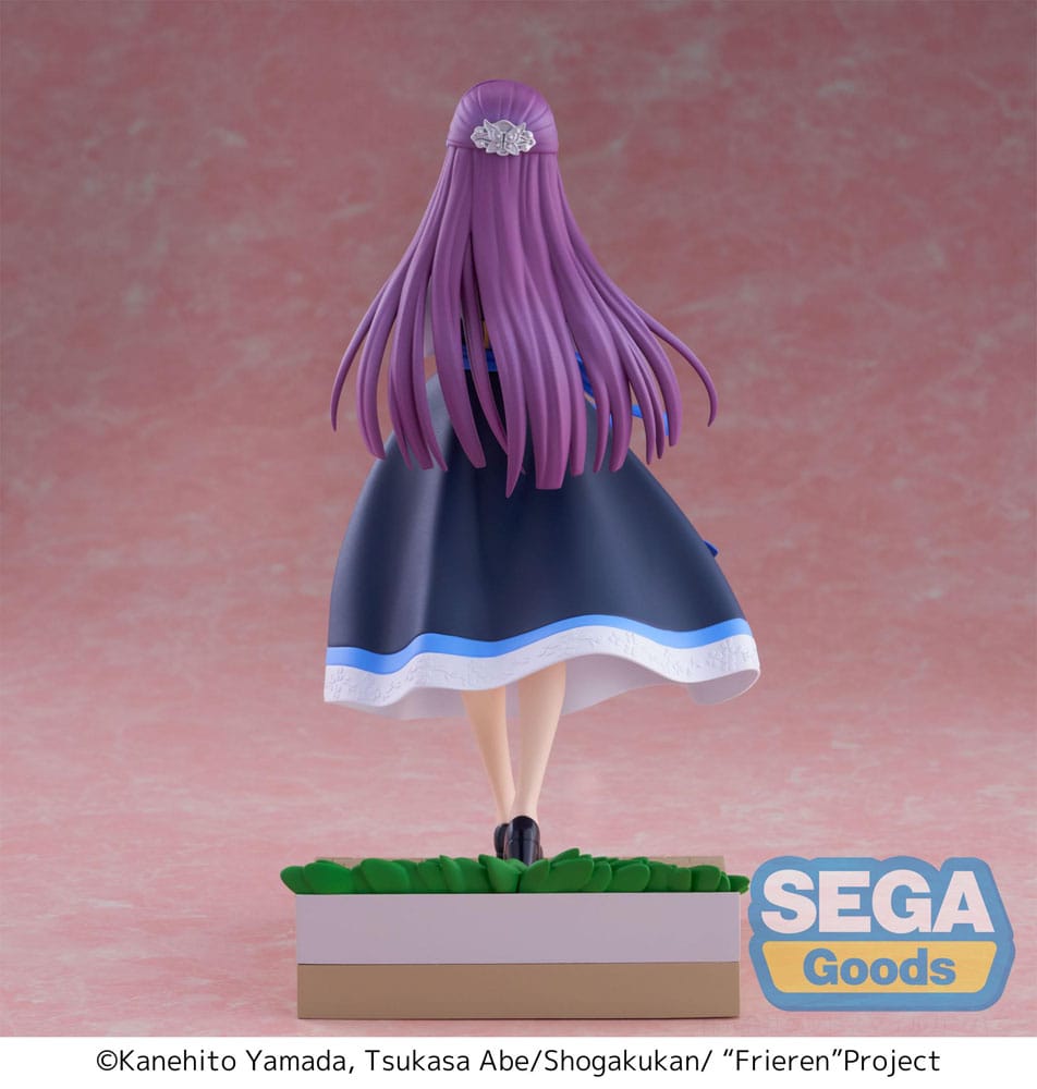 Sega xStellar Figur von Fern aus Frieren im blauen Trachtenkleid mit einem weißen Blumenkranz in den Händen.