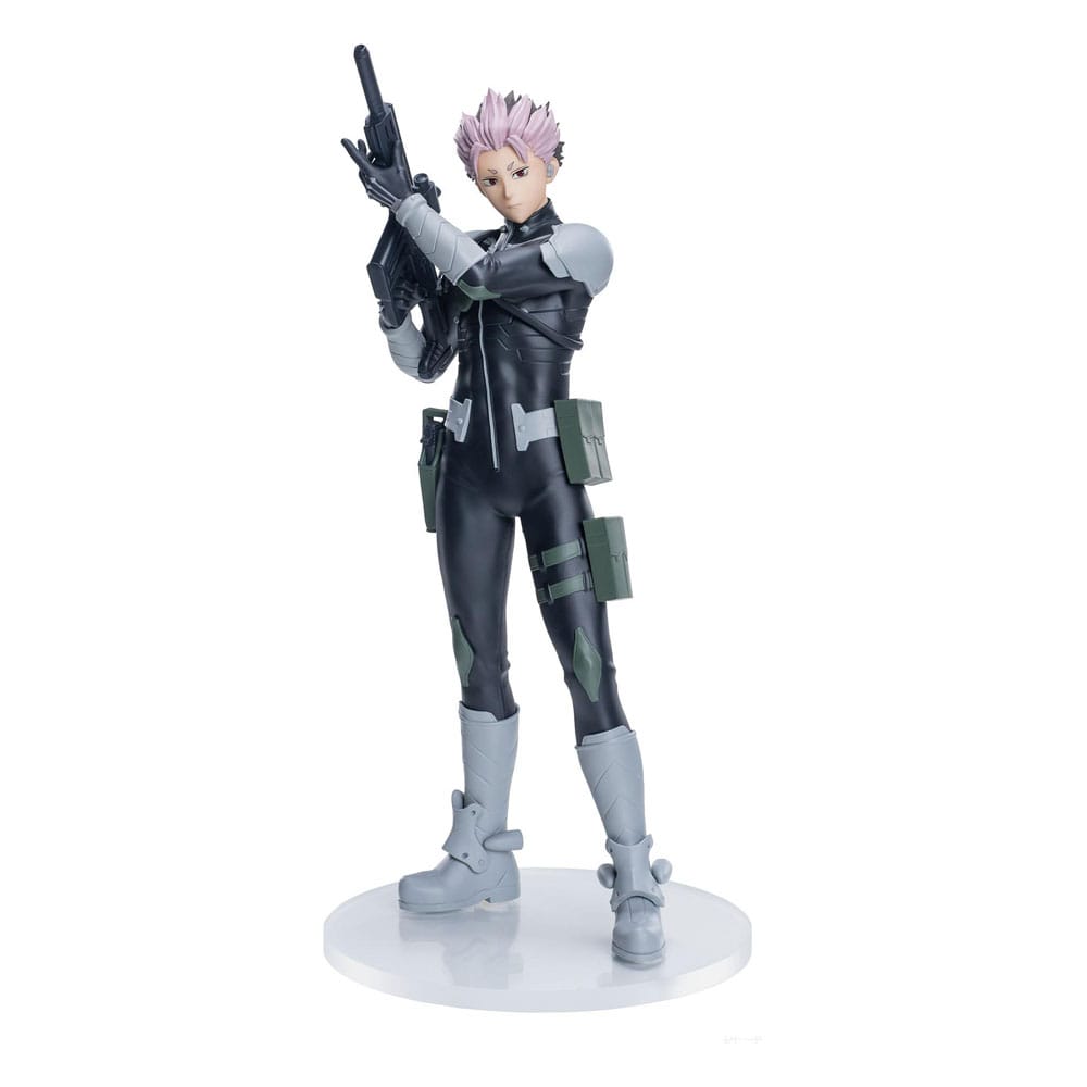 Sega XStellar Figur von Gen Narumi aus Kaiju No. 8 im Kampfanzug mit erhobenem Gewehr.