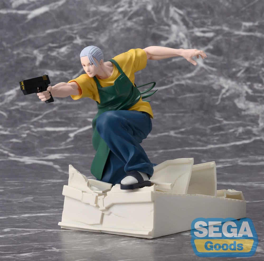 SEGA Luminasta Figur von Sakamoto Taro aus Sakamoto Days in schlanker Form mit Pistole auf Trümmer-Sockel.