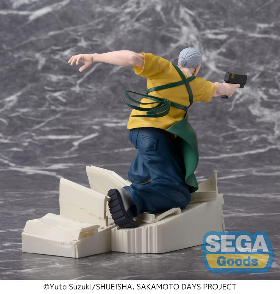 SEGA Luminasta Figur von Sakamoto Taro aus Sakamoto Days in schlanker Form mit Pistole auf Trümmer-Sockel.